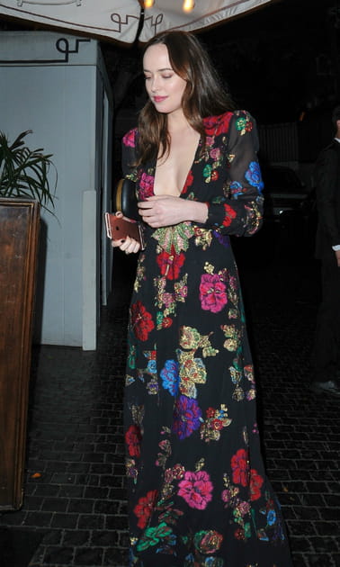 Dakota Johnson en robe longue fleurie Gucci