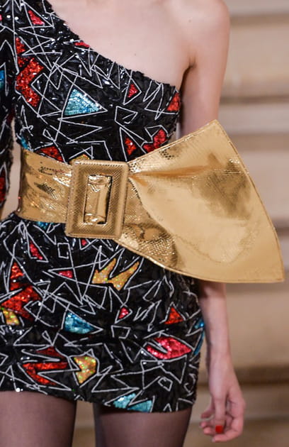 La ceinture lam&eacute;e or du d&eacute;fil&eacute; Saint Laurent