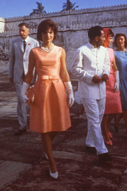 Jackie Kennedy en robe évasée orange et pochette assortie