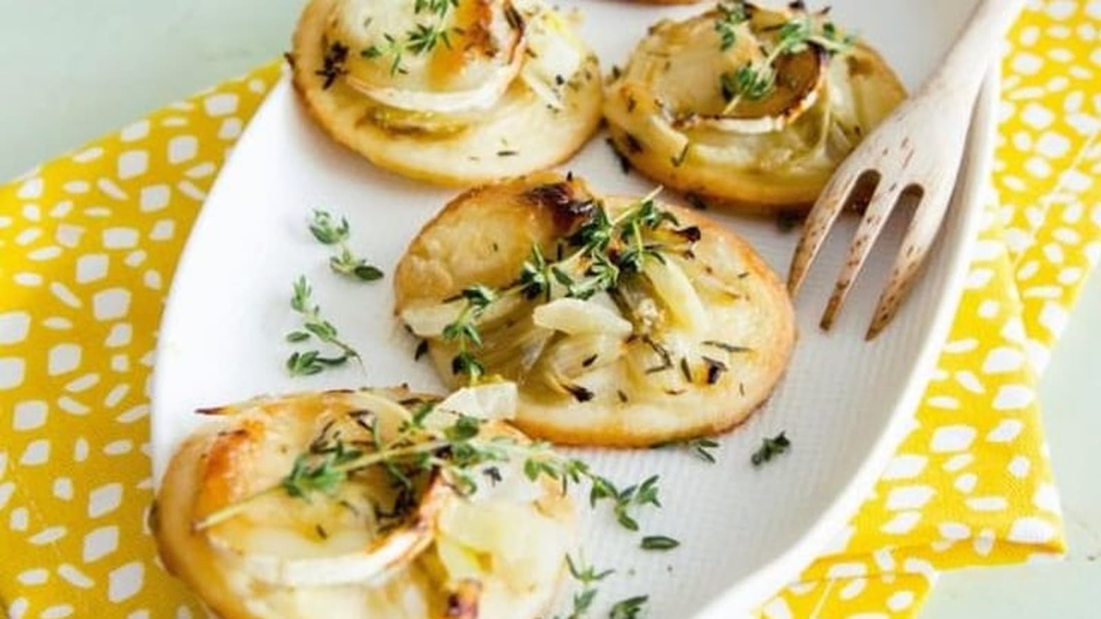 Mini pizza aux endives, chèvre, miel et thym