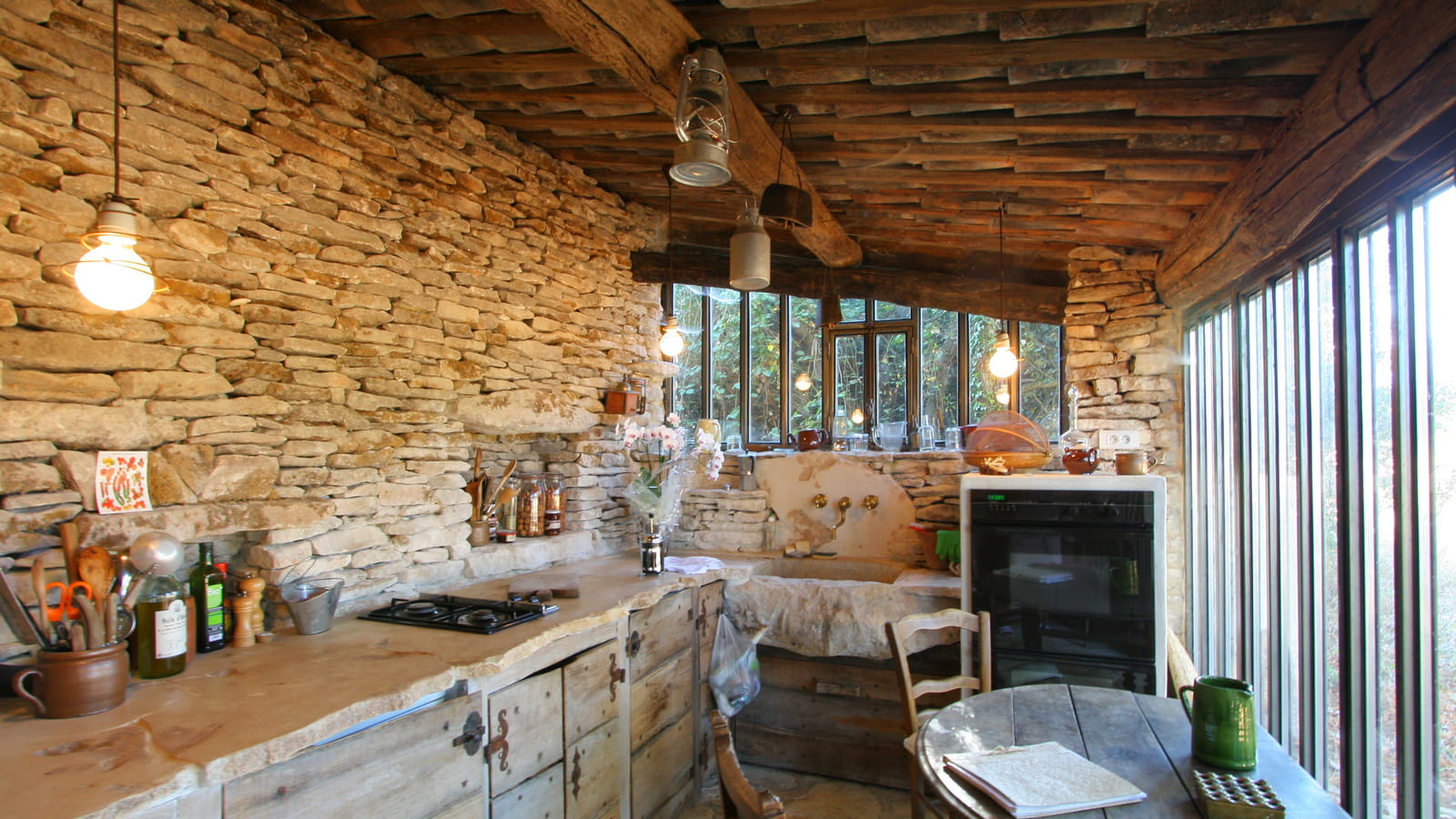 Parée de pierres et de bois