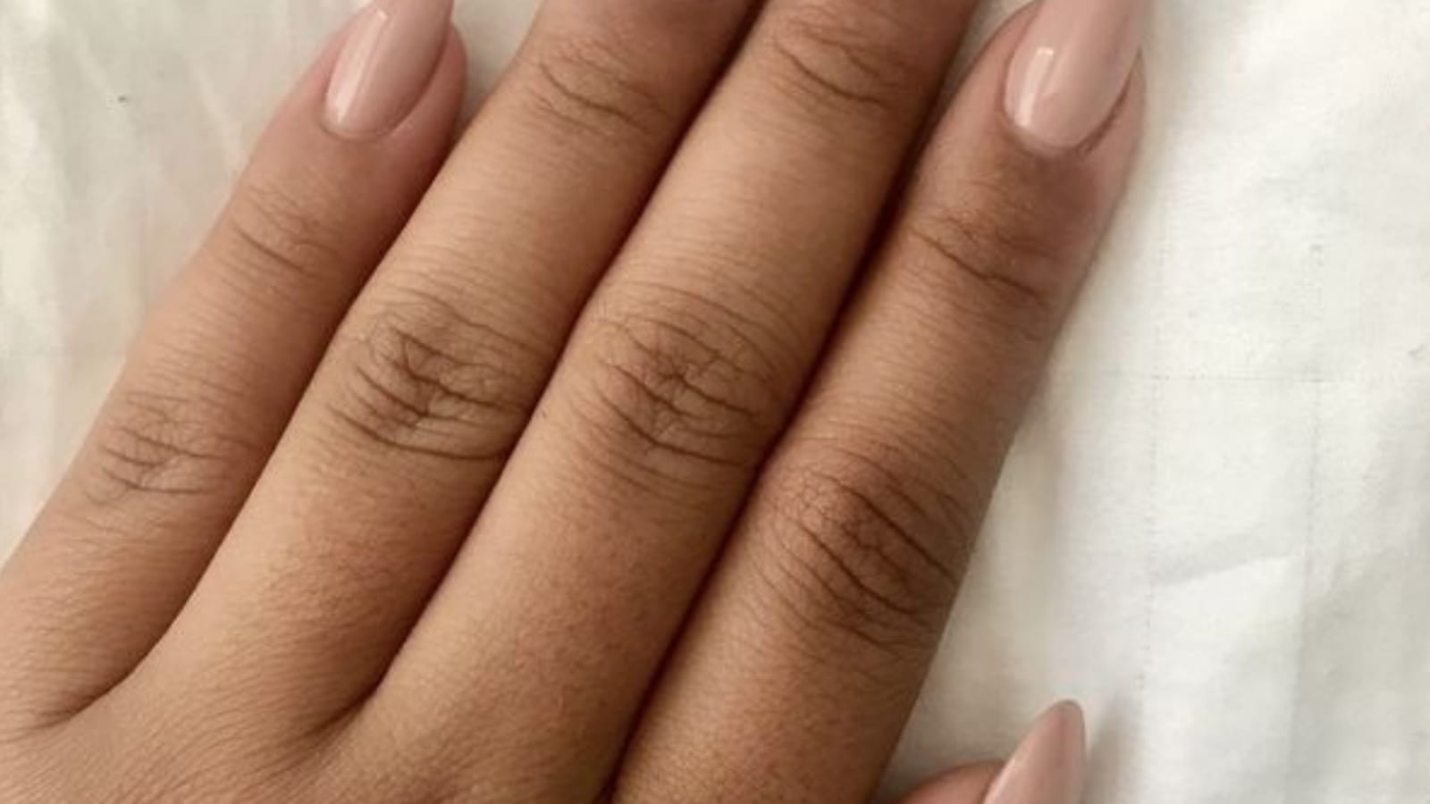 Des ongles nude en forme d'amande