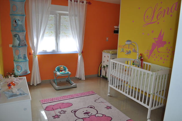 Une chambre aux couleurs ensoleillées