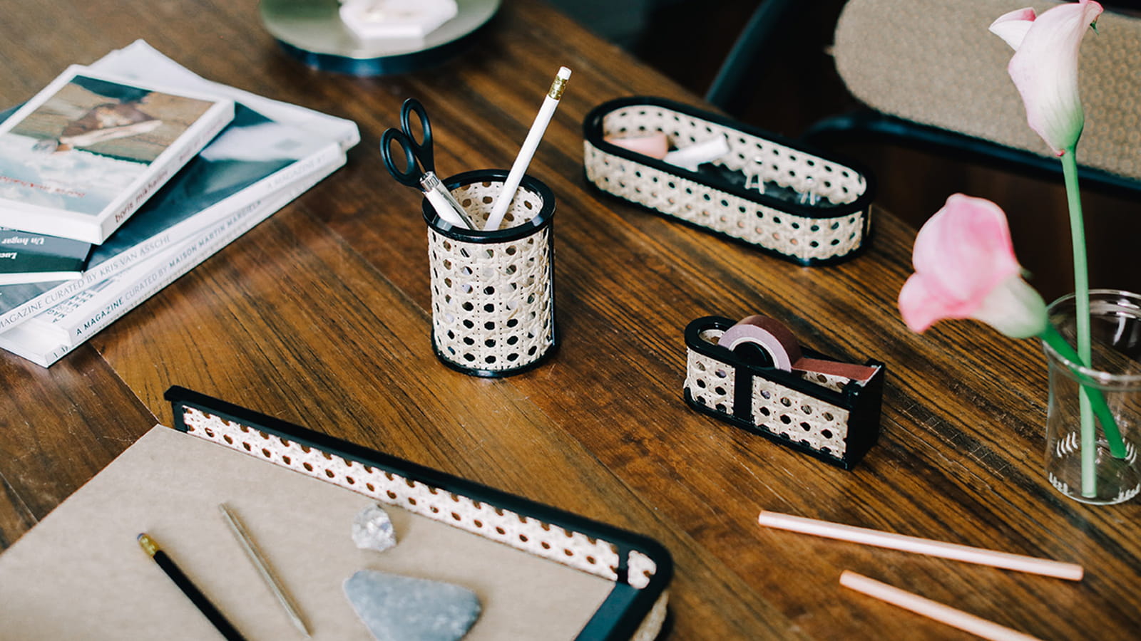 Accessoires de bureau en cannage 