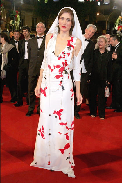 Julie Gayet en robe blanche &agrave; motif rouge poisson