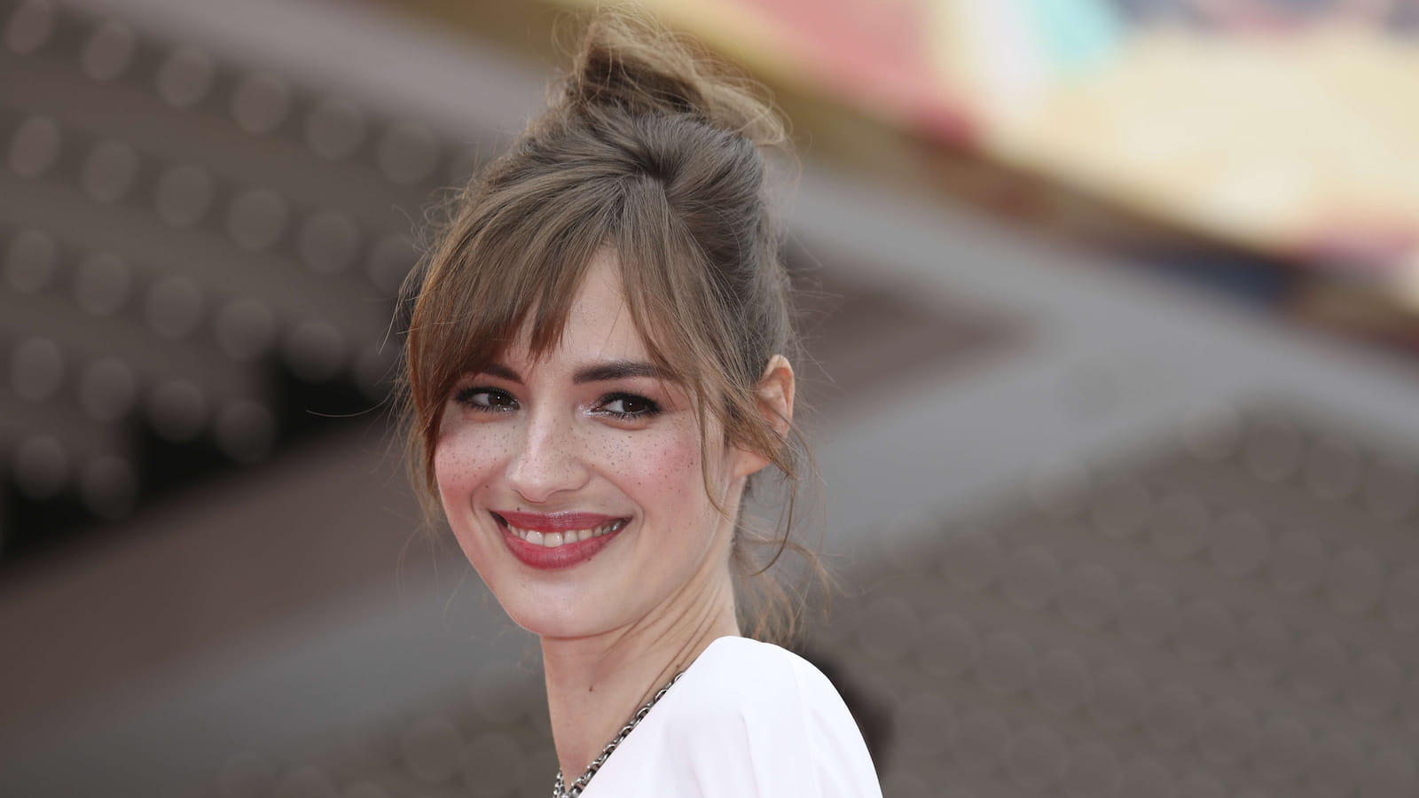 Le chignon flou de Louise Bourgoin