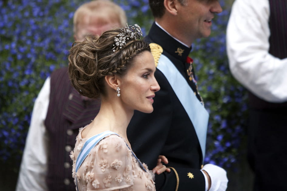 Le d&eacute;tail tress&eacute; sur le chignon de Letizia d'Espagne