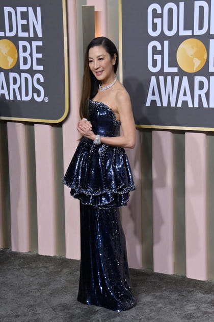 Michelle Yeoh en robe brodée de sequins navy Armani Privé
