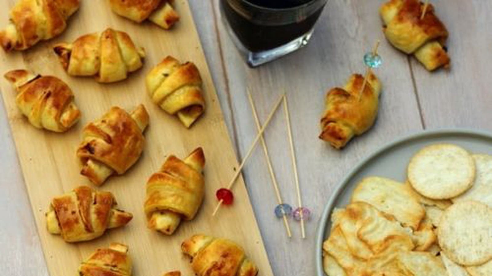 Mini croissants feuilletés au poulet et à la moutarde