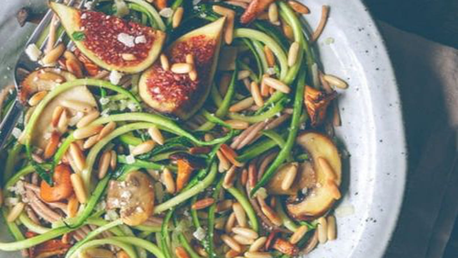 Spaghettis aux courgettes, champignons et pignons de pin