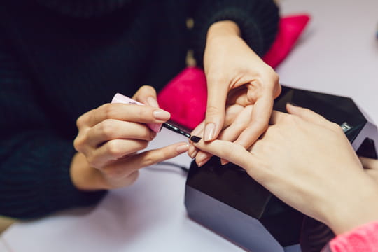 Vernis semi- permanent&nbsp;: faut-il vraiment faire des pauses&nbsp;? Une experte r&eacute;pond