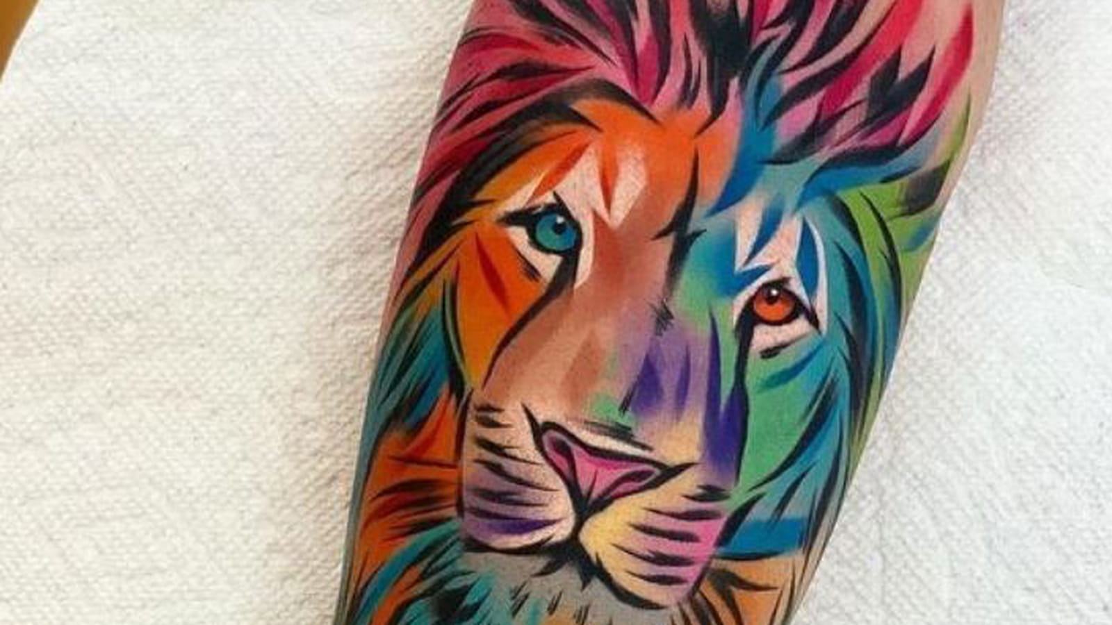 Lion multicolore sur l'avant-bras