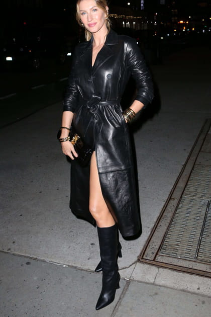Gisele Bündchen en total look noir en cuir et cuissardes