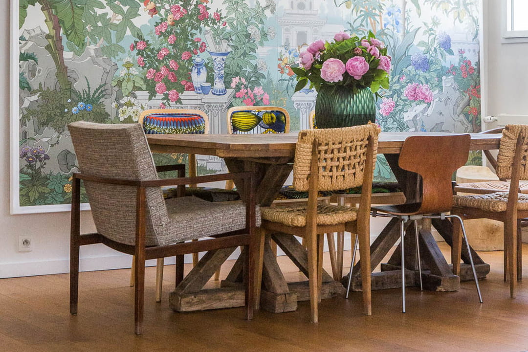 Chaises Depareillees Autour D Une Table