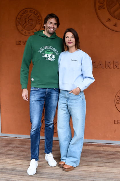 Camille Lacourt en sweatshirt vert et jean délavé et Alice Detollenaere en sweatshirt brodé et jean bleu clair