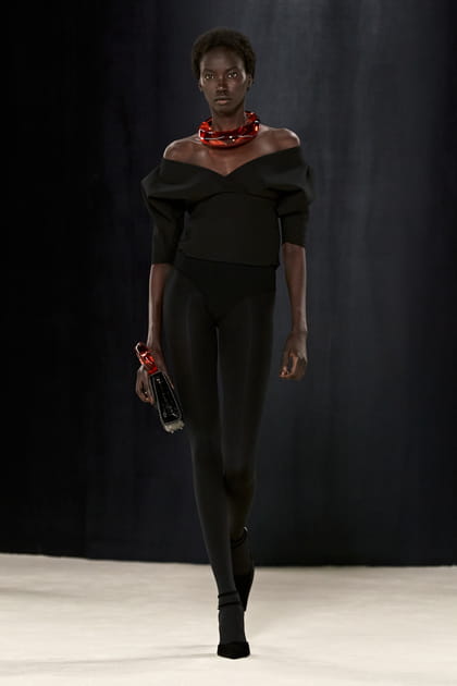 Top &agrave; encolure bardot et legging noirs aper&ccedil;us sur le d&eacute;fil&eacute; Ferragamo