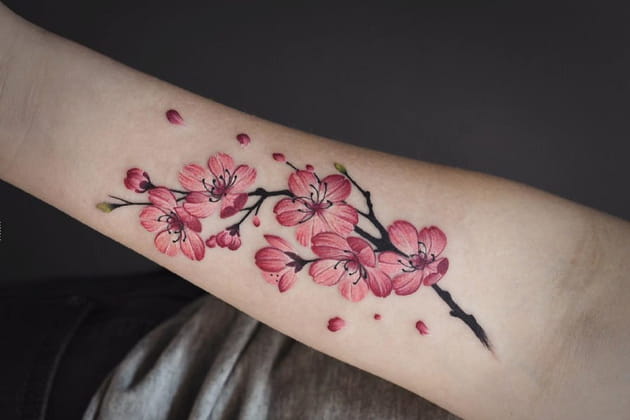 20 tatouages de fleur de cerisier qui nous inspirent