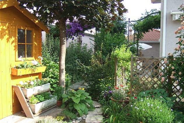 Un agréable passage entouré de vivaces