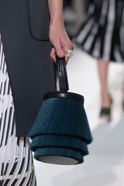 Le sac bourse rigide du d&eacute;fil&eacute; Herm&egrave;s