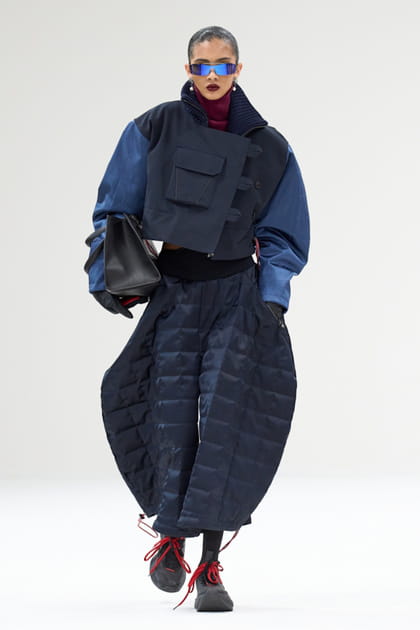 Veste bleue et pantalon matelass&eacute; aper&ccedil;us sur le d&eacute;fil&eacute; Ferrari