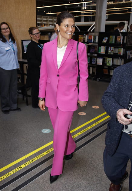 Victoria de Suède en total look rose fuchsia