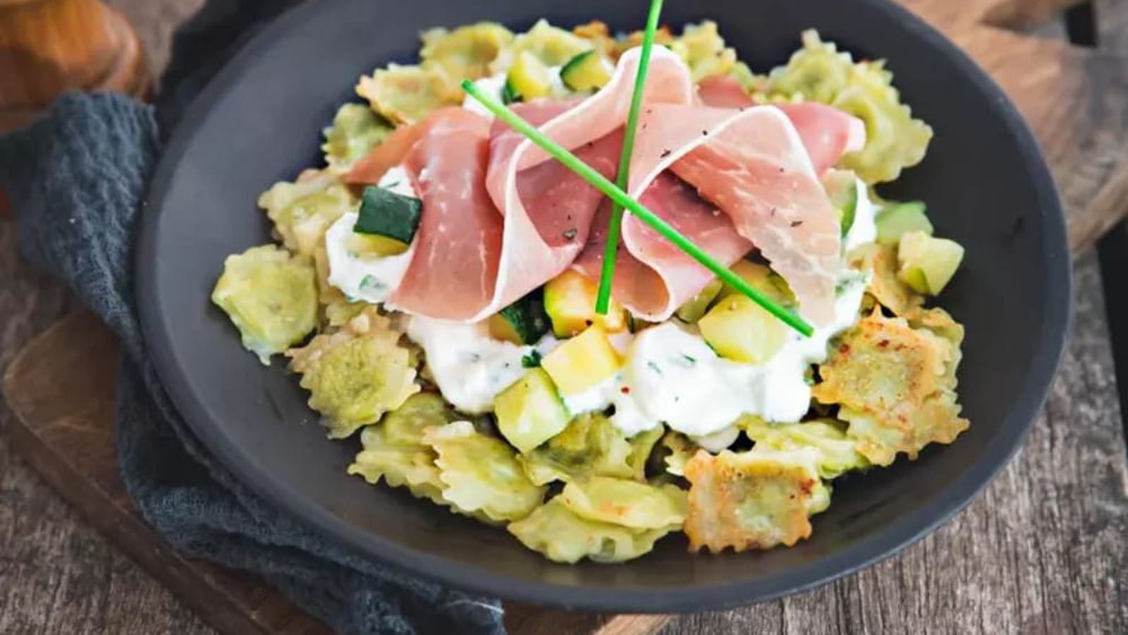 Ravioles, courgettes poêlées, sauce fromage blanc et jambon cru Aoste