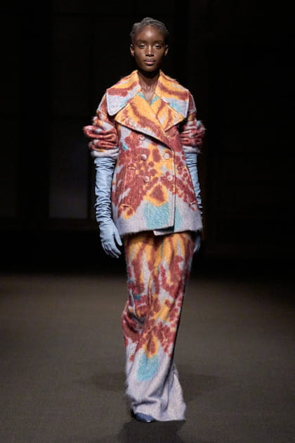 Manteau, gants et jupe longue imprim&eacute; multicolore aper&ccedil;us sur le d&eacute;fil&eacute; Altuzarra