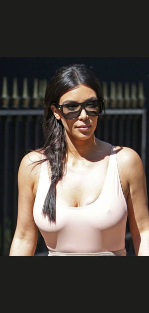La tresse d&eacute;contract&eacute;e de Kim Kardashian