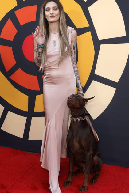 Paris Jackson en robe longue satin&eacute;e