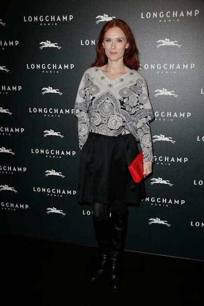 Audrey Fleurot en pull gris imprimé et minijupe noire