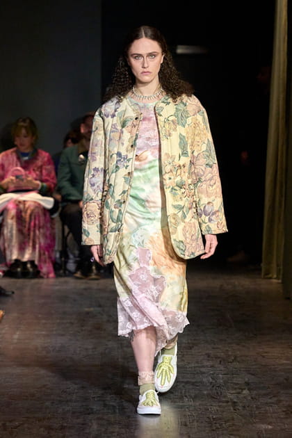 Robe et veste molletonn&eacute;e imprim&eacute;es de fleurs aper&ccedil;ues sur le d&eacute;fil&eacute; Collina Strada