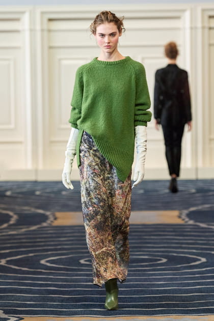 Jupe imprim&eacute;e, pull vert et gants de bal aper&ccedil;us sur le d&eacute;fil&eacute; Alejandra Alonso Rojas