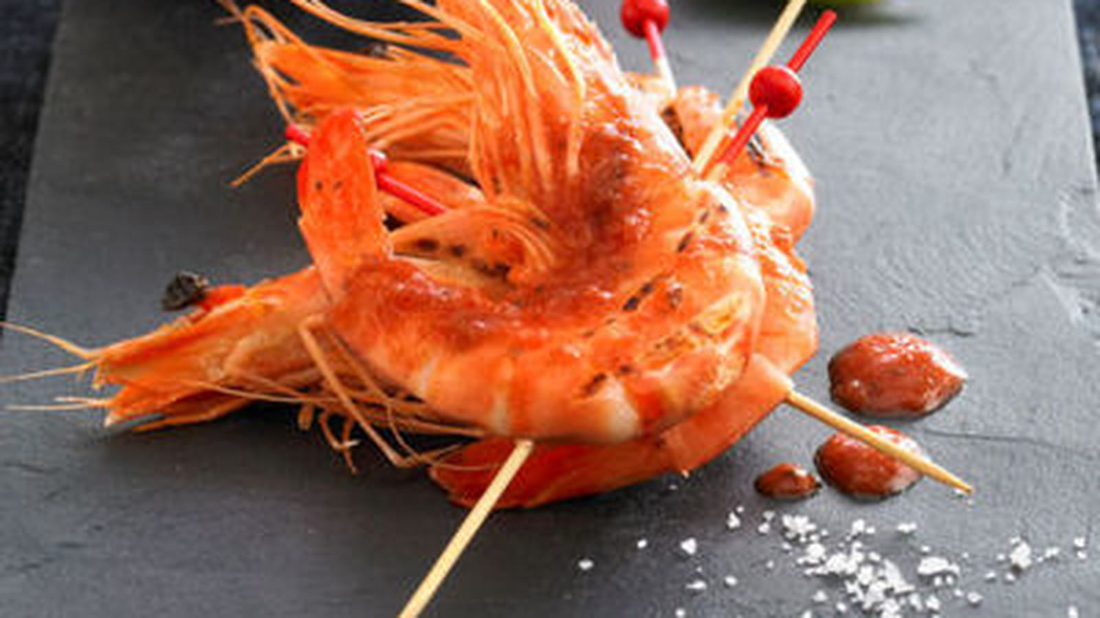 Brochettes de Gambas marinés au citron vert et Salsa aux épices douces