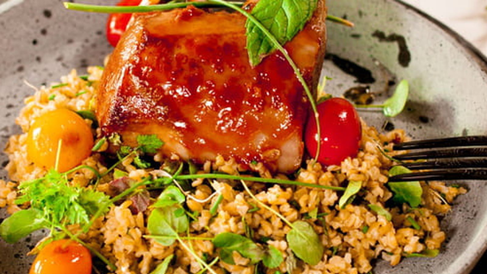 Carré d'agneau irlandais laqué à la tomate Frikké aux herbes - poêlée de tomates