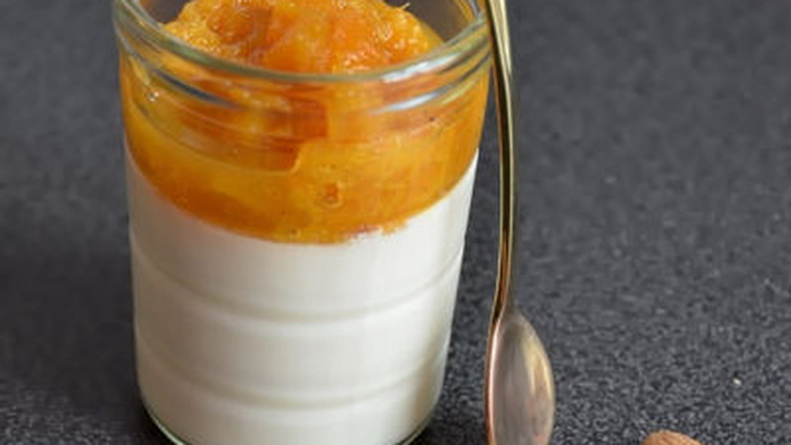 Panna cotta au lait d'amande et compotée d'oranges
