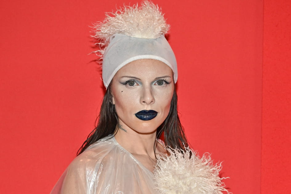 Julia Fox et son wet look rat&eacute;
