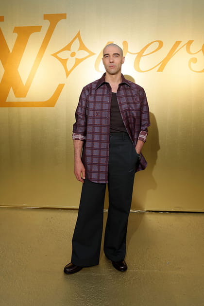 Tahar Rahim en surchemise &agrave; carreaux et pantalon noir