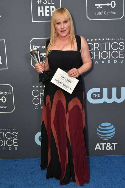 Patricia Arquette en robe noire et rouge