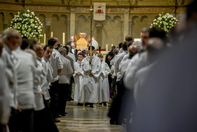 Des enfants de coeur pr&eacute;c&egrave;dent le cort&egrave;ge