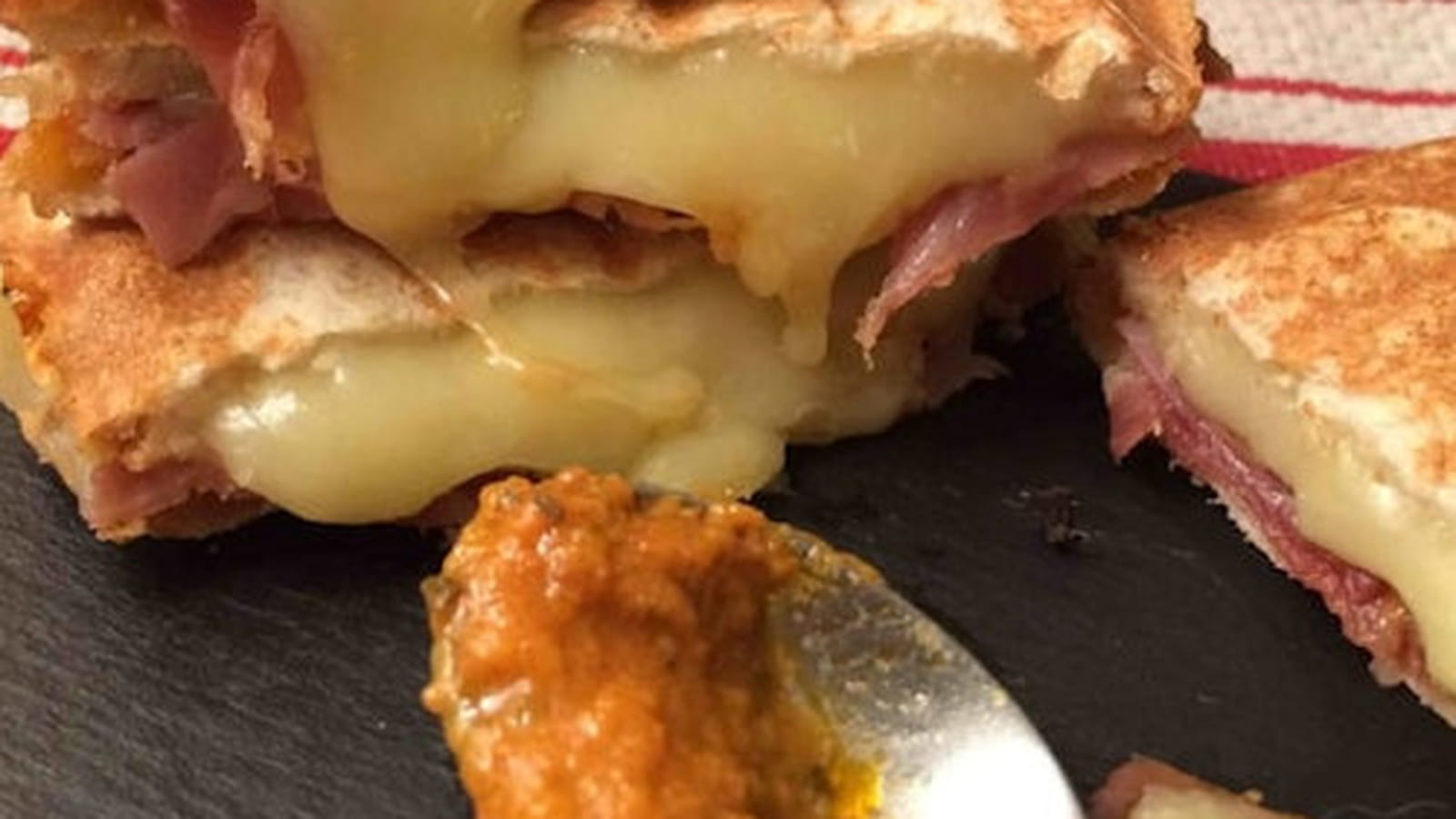 Croque Signore au pesto rosso, jambon d'Aoste et mozzarella