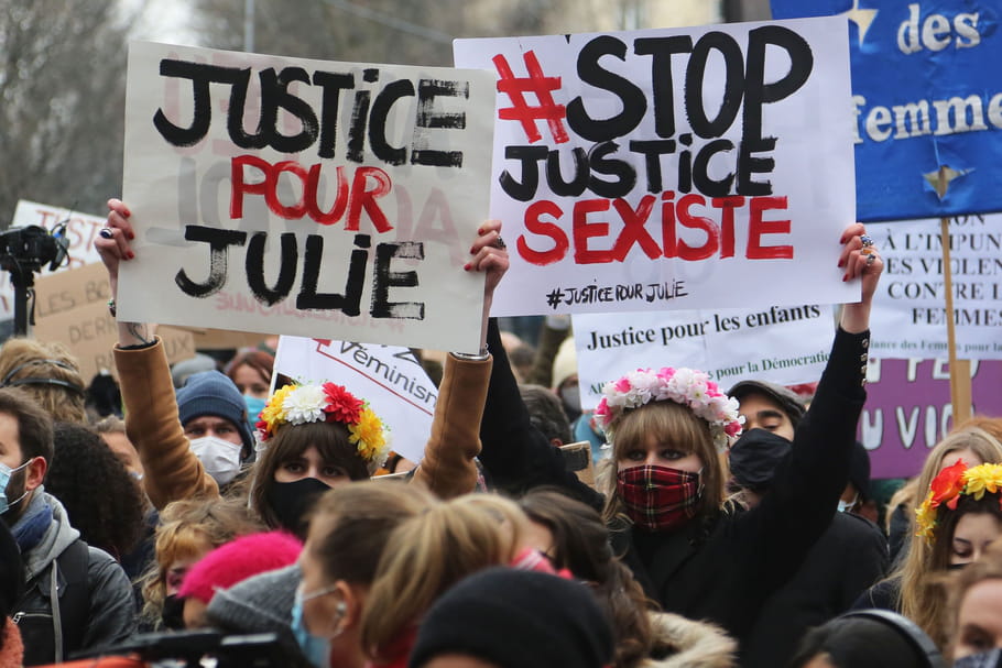 Julie, 13 ans, violée par 20 pompiers : les faits, son calvaire sans fin et une manif