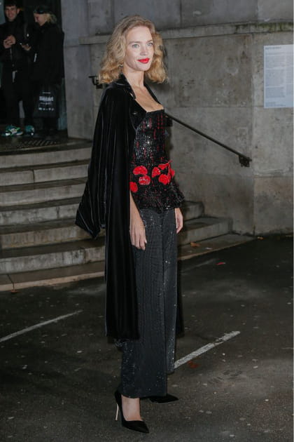 Natalia Vodianova en bustier fantaisie et manteau noir