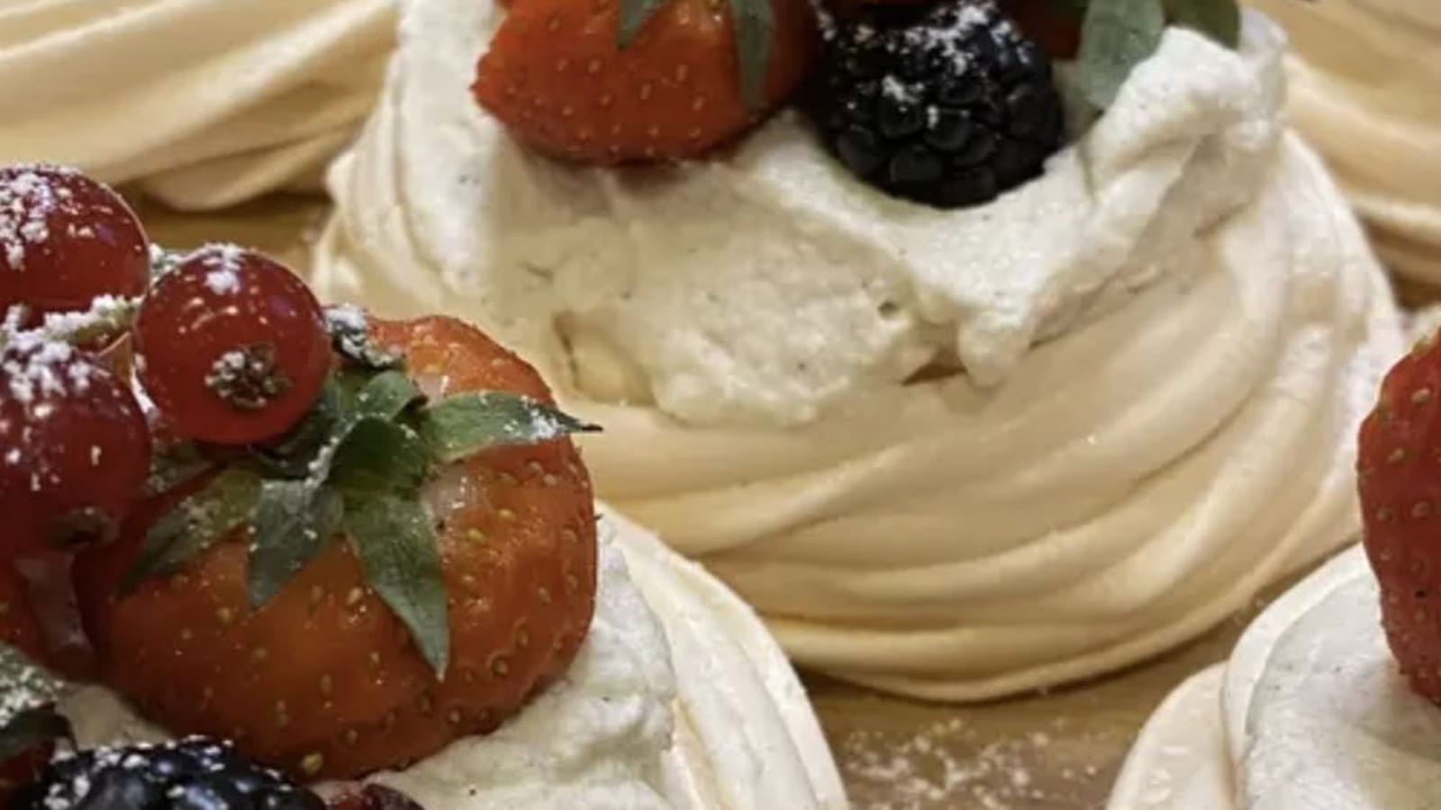 Minis pavlova aux fruits rouges et son coulis fruits rouges