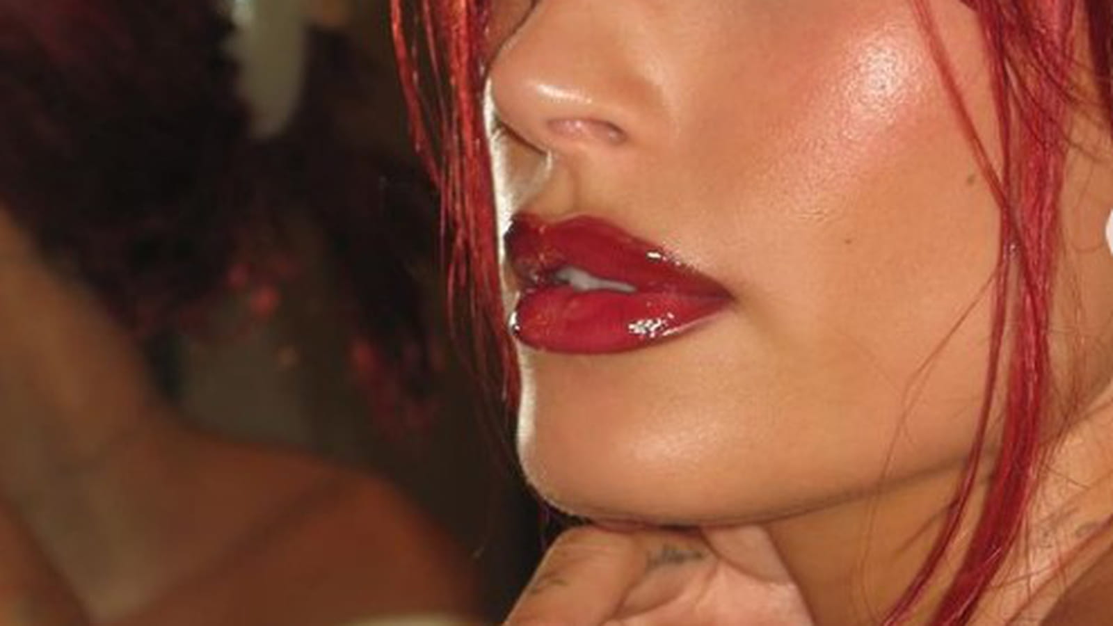 Hailey Bieber et son beauty look rouge