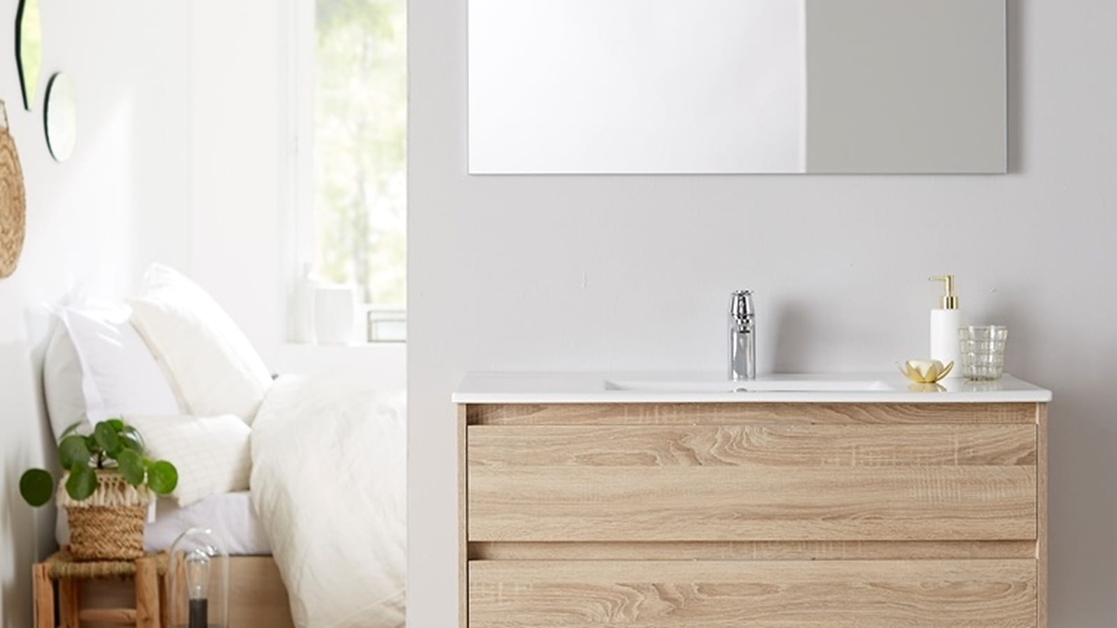Un meuble en bois blond