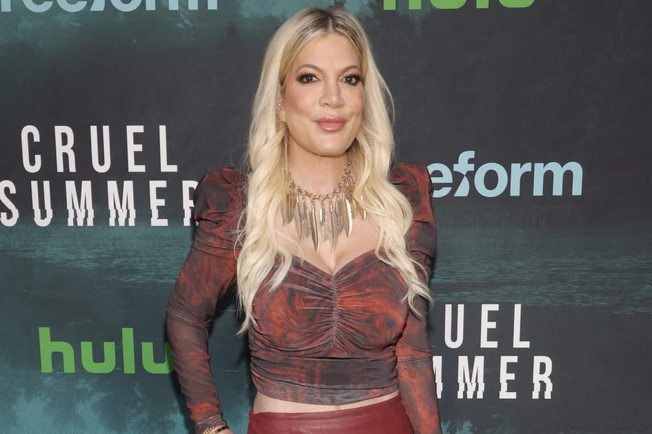 Les longs cheveux blonds de Tori Spelling