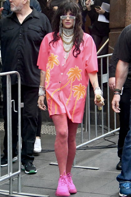 Kesha en total look rose