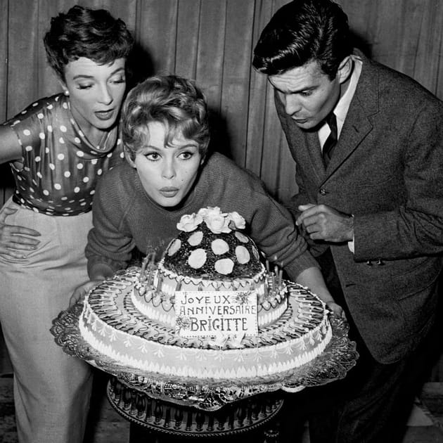 Un &eacute;norme g&acirc;teau sur un plateau pour Brigitte Bardot