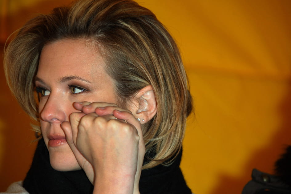 Lorie, sensationnelle avec son carr&eacute; volume