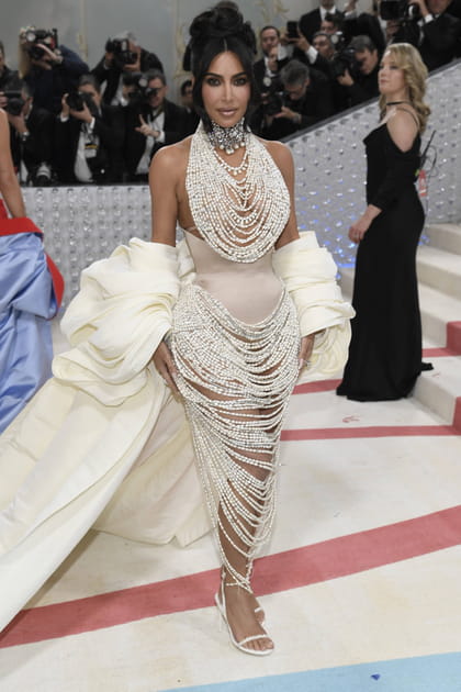 Kim Kardashian en robe cintrée aux détails perles